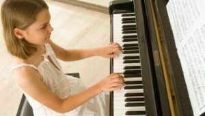 Lee más sobre el artículo Lunes 10 de Enero de 2022 | Matutina para Menores | El piano